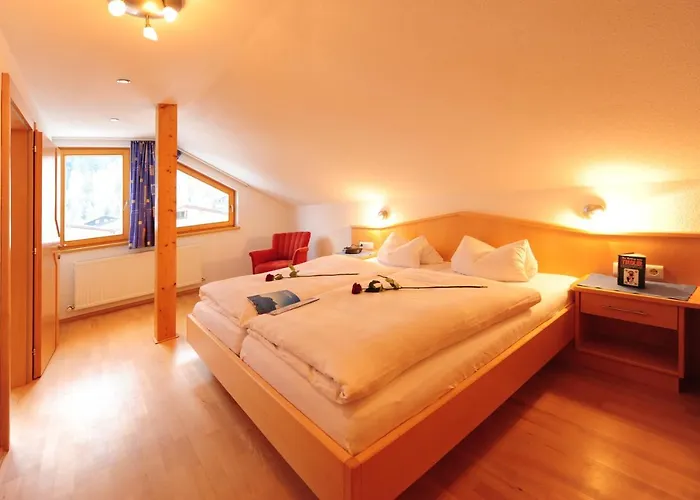 לינה וארוחת בוקר Haus Enzian 3*