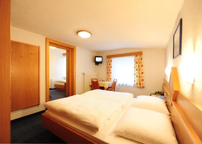 לינה וארוחת בוקר Haus Enzian 3*