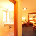 Haus Enzian Alojamento de Acomodação e Pequeno-almoço 3*